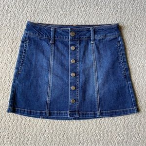 AMERICAN EAGLE JEAN SKIRT - MULTIPLE BUTTON CLOSURE - SIZE 4